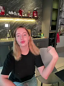 Snapshot of Nura_n_Sarah chatting on 01.11.25 Nura n Sarah online show from 01.11.25