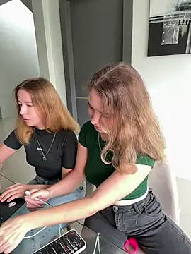 Snapshot of Nura_n_Sarah chatting on 01.27.25 Nura n Sarah online show from 01.27.25