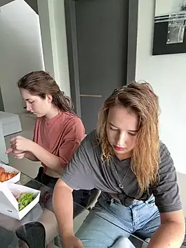 Snapshot of Nura_n_Sarah chatting on 01.28.25 Nura n Sarah online show from 01.28.25