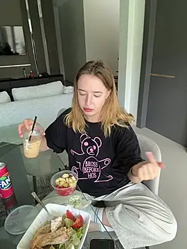 Snapshot of Nura_n_Sarah chatting on 03.07.25 Nura n Sarah online show from 03.07.25