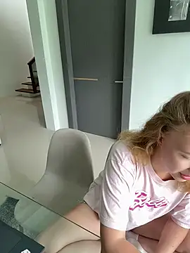 Snapshot of Nura_n_Sarah chatting on 03.12.25 Nura n Sarah online show from 03.12.25