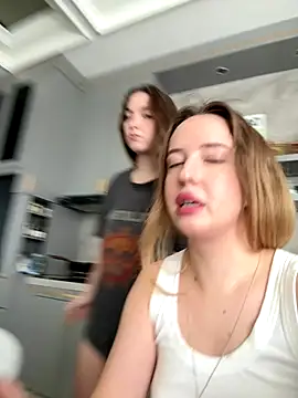 Snapshot of Nura_n_Sarah chatting on 09.26.25 Nura n Sarah online show from 09.26.25