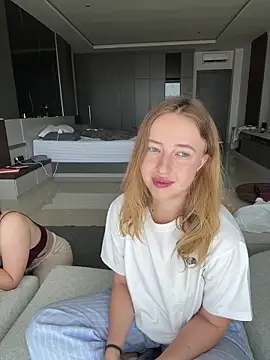 Snapshot of Nura_n_Sarah chatting on 10.09.25 Nura n Sarah online show from 10.09.25