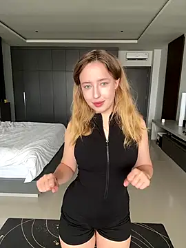 Snapshot of Nura_n_Sarah chatting on 12.05.25 Nura n Sarah online show from 12.05.25