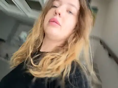 Snapshot of Nura_n_Sarah chatting on 12.18.25 Nura n Sarah online show from 12.18.25