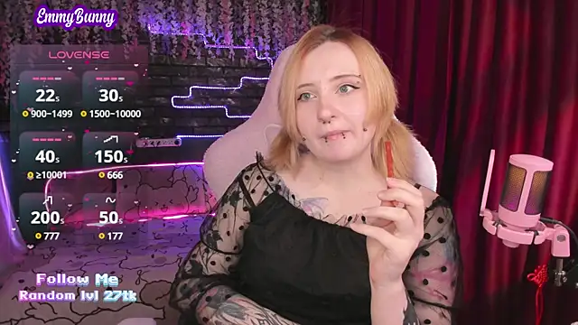 Snapshot of EmmyBunny chatting on 03.21.25 EmmyBunny online show from 03.21.25