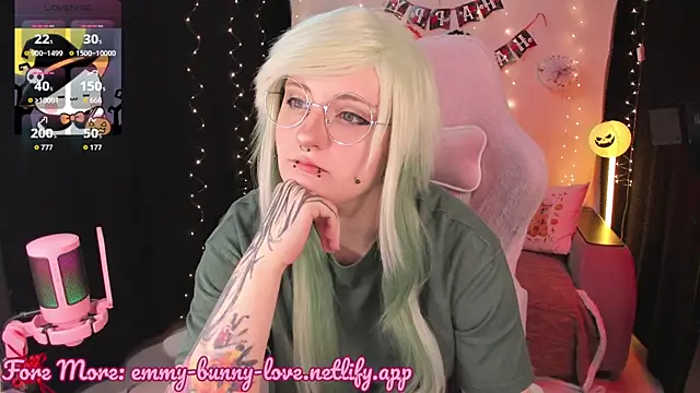 Snapshot of EmmyBunny chatting on 10.31.25 EmmyBunny online show from 10.31.25