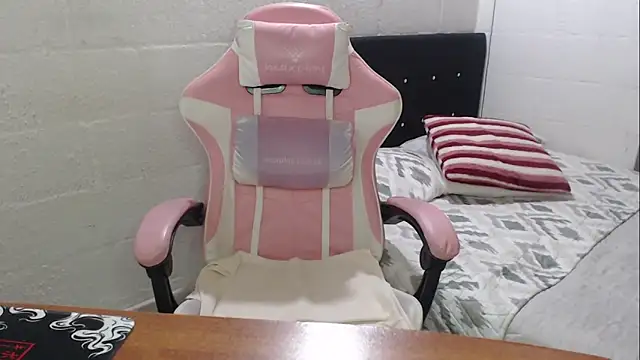 jade04 roberts online show from 10.14.25