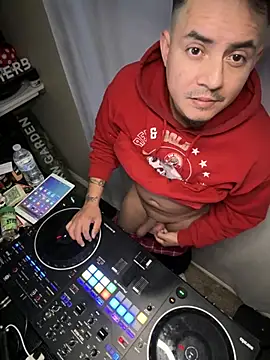 Snapshot of PeterGrandee chatting on 12.24.24 PeterGrandee online show from 12.24.24