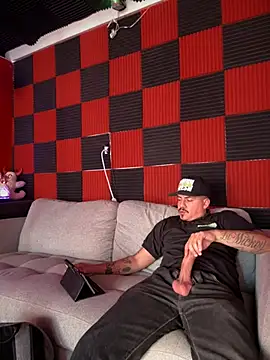 Snapshot of PeterGrandee chatting on 02.19.25 PeterGrandee online show from 02.19.25