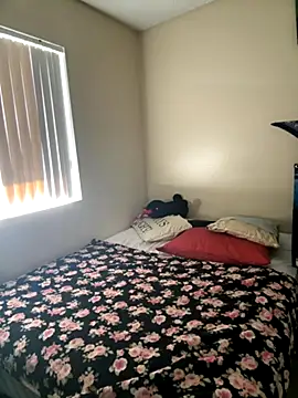 Snapshot of PeterGrandee chatting on 09.17.25 PeterGrandee online show from 09.17.25