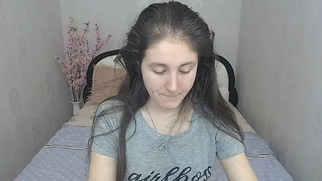 Holliy Cooper online show from 02.06.25