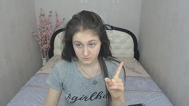 Holliy Cooper online show from 02.06.25