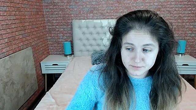 Holliy Cooper online show from 12.03.25