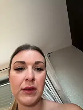Snapshot of Bella-Tight chatting on 03.18.26 Bella-Tight online show from 03.18.26