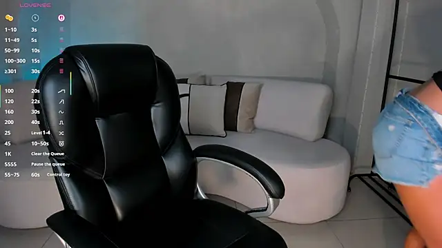 LizzHamilton   online show from 11.04.25