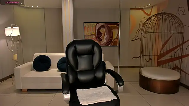 LizzHamilton   online show from 11.26.25