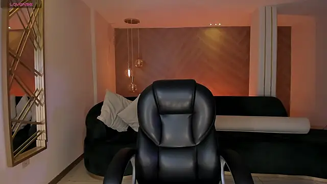 LizzHamilton   online show from 11.28.25