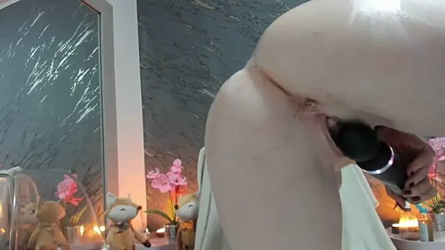 Rayanablackandwhite online show from 10.21.25