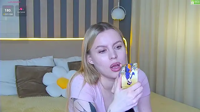 Snapshot of AmaliaBell chatting on 06.17.26 AmaliaBell online show from 06.17.26