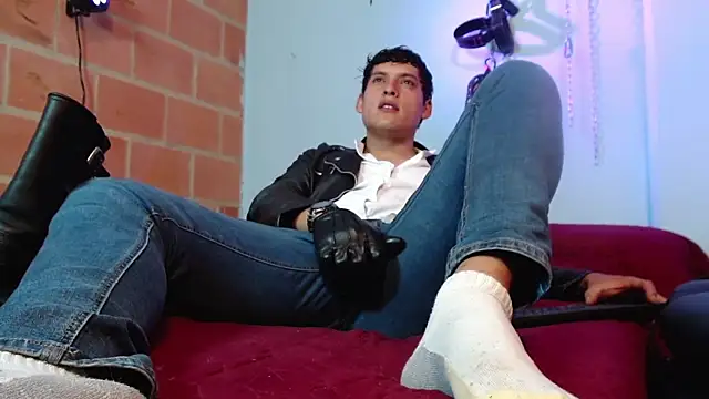 Snapshot of dom2travelersss chatting on 10.14.25 dom2travelersss online show from 10.14.25