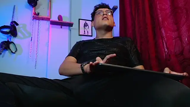 Snapshot of dom2travelersss chatting on 10.27.25 dom2travelersss online show from 10.27.25