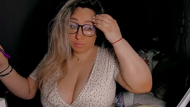 Snapshot of CumOnMy_Tits chatting on 04.26.26 CumOnMy Tits online show from 04.26.26