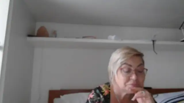 Snapshot of LindaL chatting on 11.05.25 LindaL online show from 11.05.25